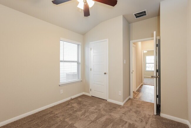 Building Photo - 1239 William Crst