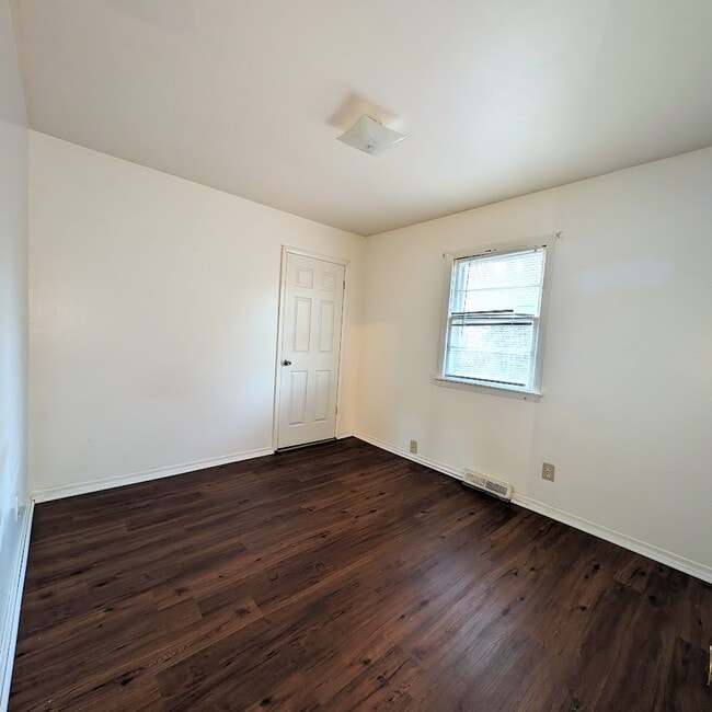 Building Photo - 610-620 Blair St