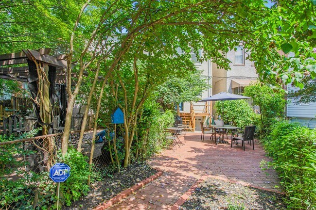 Building Photo - Charming Capitol Hill House| Don't miss the 3D-TOUR!