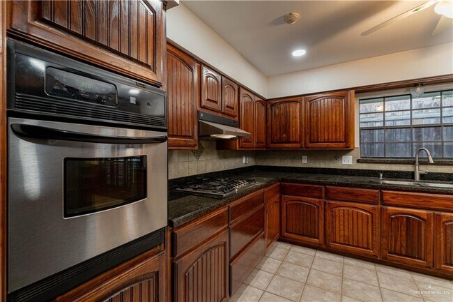 Building Photo - 19 Xanthisma Ave