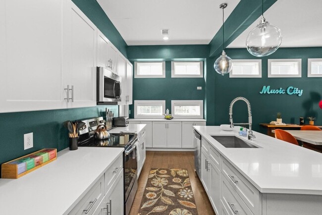 Building Photo - 4 BEDROOM, 5 BATH, 2-CAR GARAGE-