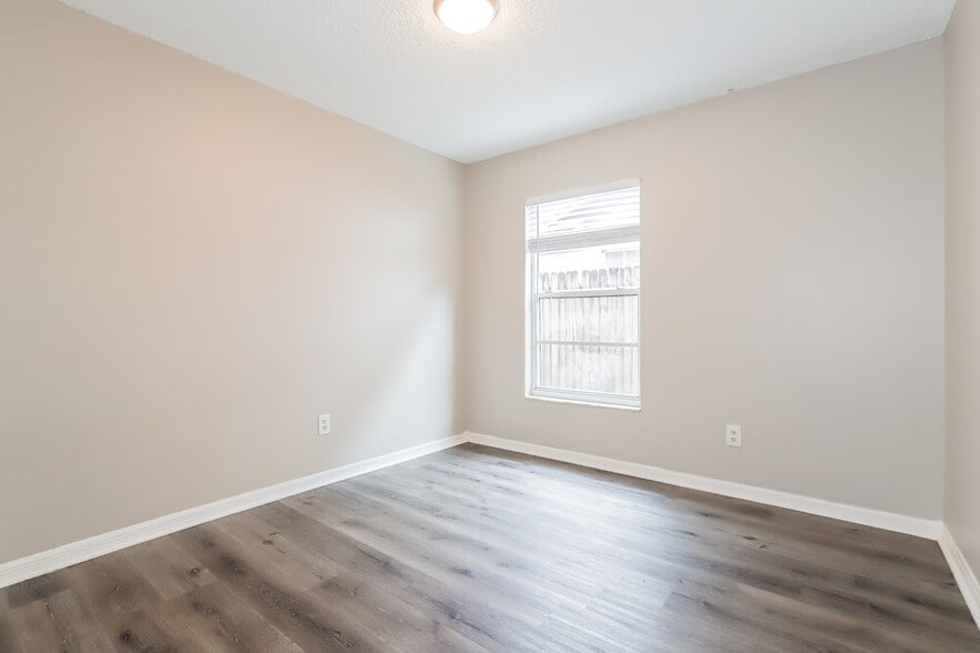 Building Photo - 1011 Hardwood Dr