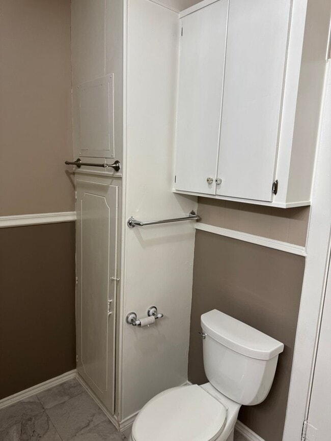Building Photo - 2-bed/1-bath Downstairs unit!