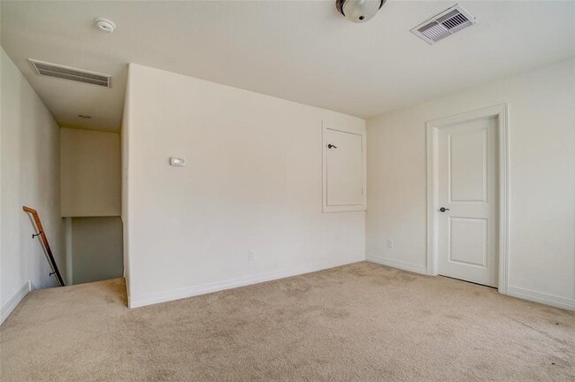 Building Photo - 28 W Oaks Dr