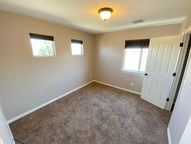 Building Photo - East El Paso LARGE 4 bed Refrig A/C!