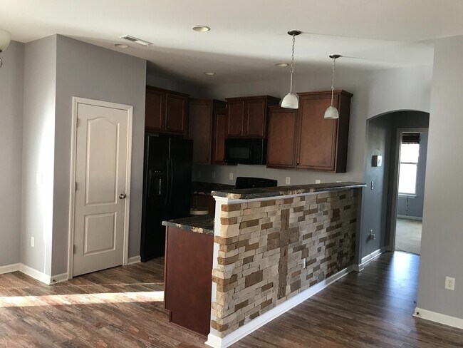 Building Photo - 4 bedroom, 2.5 bath centrally located in T...