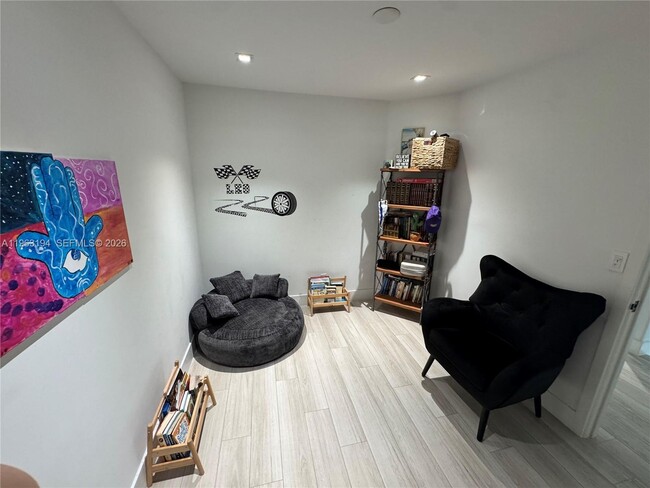 Building Photo - 4943 SW 33rd Way