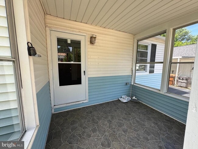 Building Photo - 721 Crabb Ave