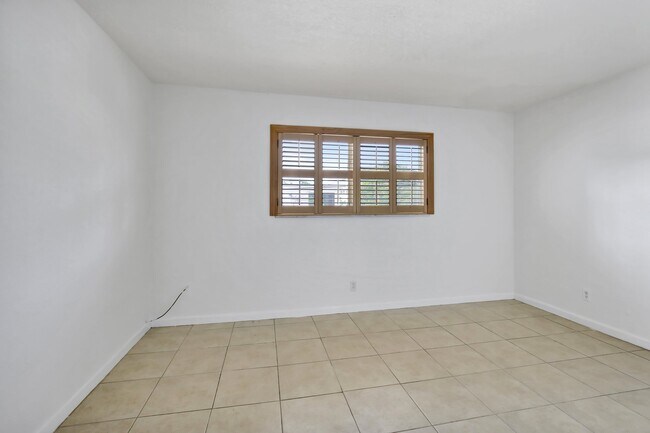 Building Photo - Las Brisas