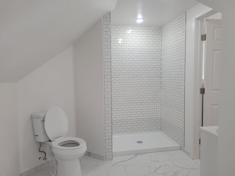 Full bath loft area - 720 N Main Ave