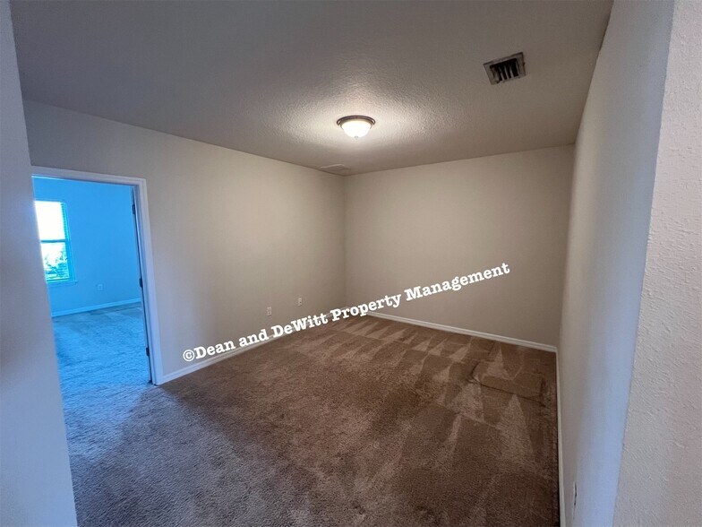Building Photo - 3 Bed/2.5 Bath