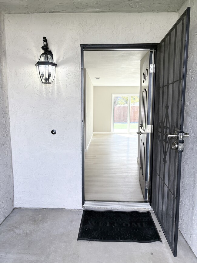 Building Photo - 3571 Lake Crest Dr