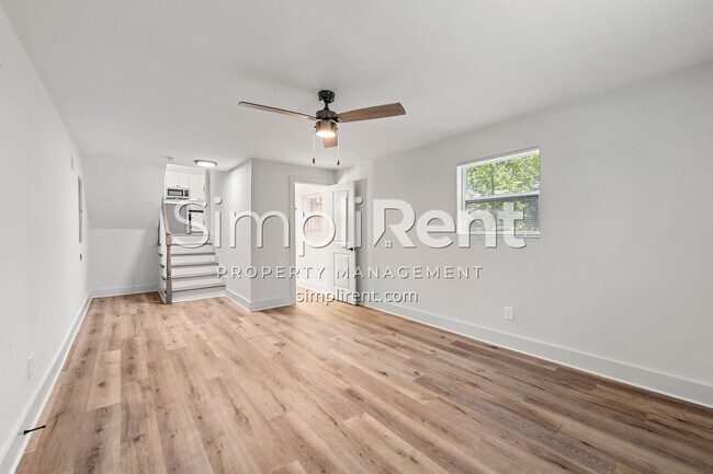 Building Photo - Newly Renovated 4/2.5 Home For Rent / First Month Free!
