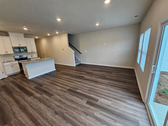 Building Photo - Like-New townhome in Concord