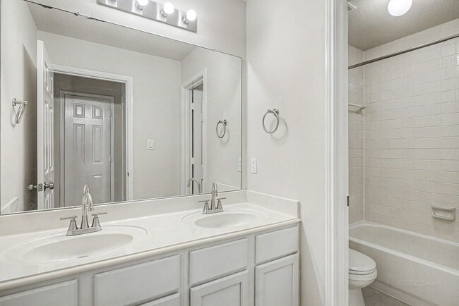 Building Photo - 2126 Highland Bay Ct