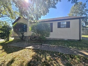 Building Photo - 3/1 on Spacious Corner Lot!