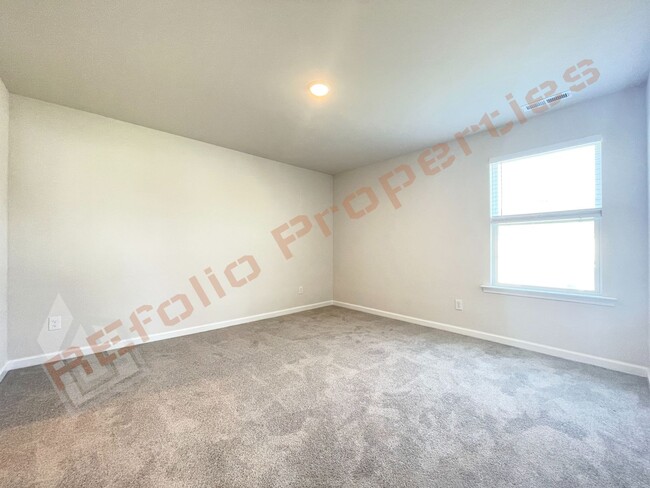 Building Photo - Beautiful 4 Bedroom 2.5 Bathroom Home w/ G...