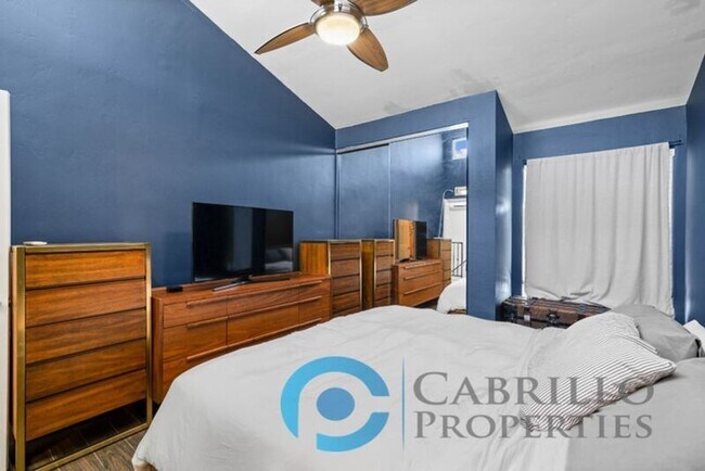 Building Photo - 5402 Balboa Arms Dr