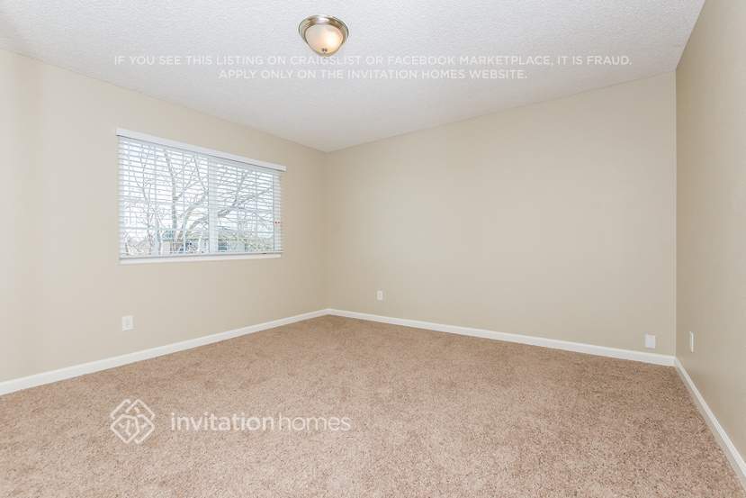 Building Photo - 560 E Wigeon Way
