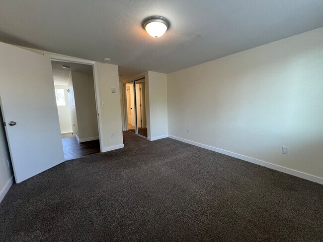 Building Photo - Three bed/Two Bath Upstairs Apartment | Available Now