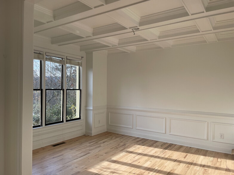 Building Photo - Room in House on Hillside Dr