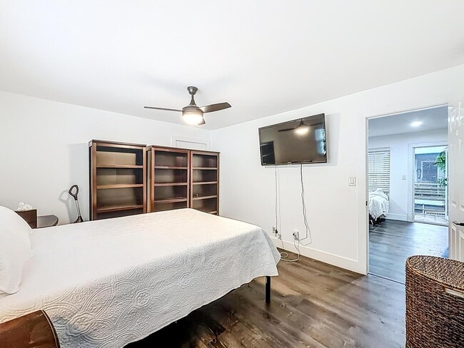 Building Photo - 305 SE 11th Ave