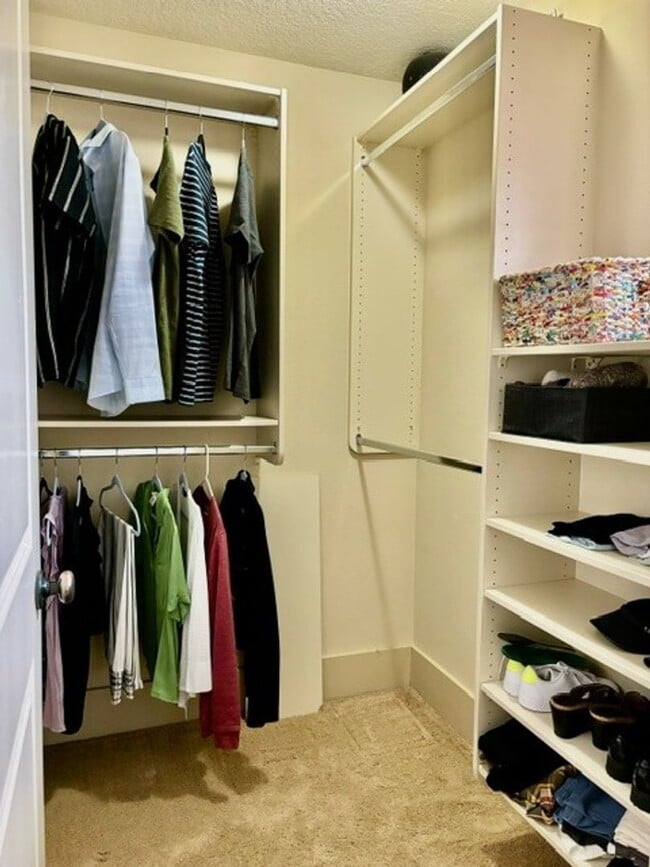 Building Photo - Beautiful Lake Oswego Newer Townhome Walking Distance to Zupans, Starbucks and Shops!