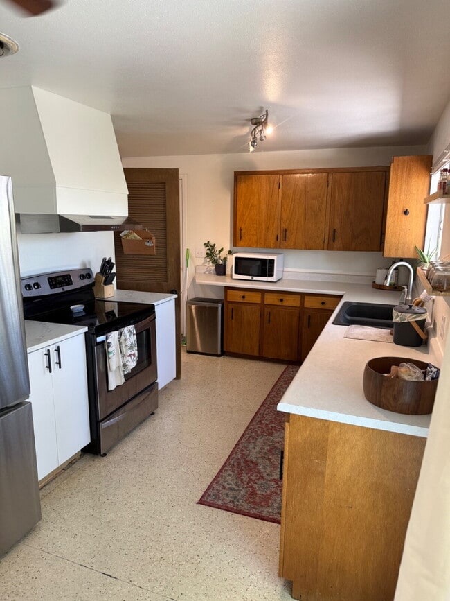 Building Photo - 7070 Beacon Way