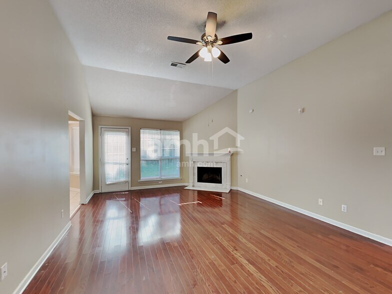 Building Photo - 5557 Mary Ln