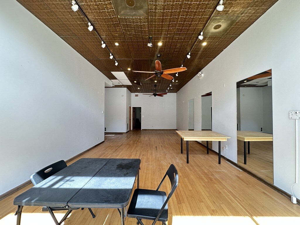Building Photo - 2138 W Chicago Ave