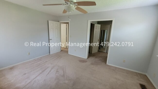 Building Photo - 106 Oak St