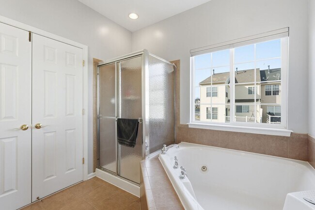 Building Photo - Located in a vibrant and highly sought after setting, this Richmond American Homes residence offe...