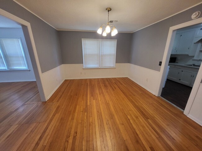 Building Photo - 2-bedroom 1 bathroom house with garage and...