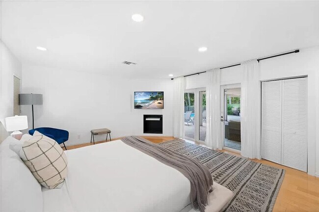 Building Photo - 413 Holiday Dr