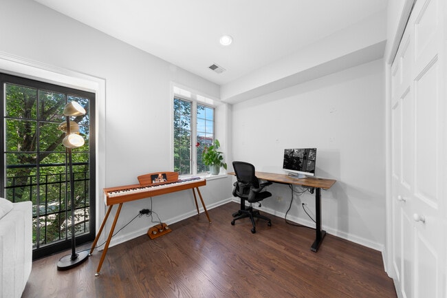 Building Photo - 1521 N Ashland Ave