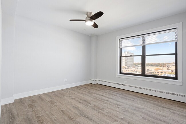 Building Photo - 5858 N Sheridan Rd