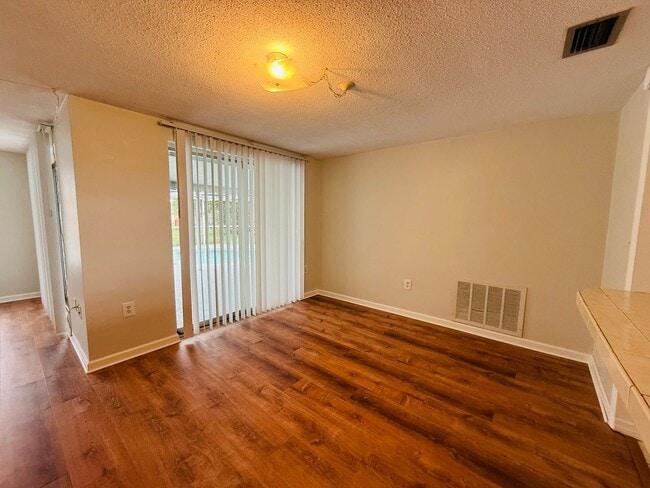 Building Photo - 7910 Lilac Dr