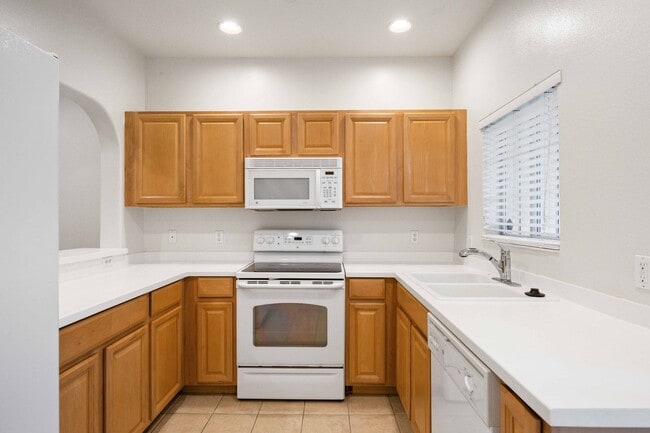 Building Photo - Delightful 2BR, Den /2.5BA Townhouse (Townhomes at Lighthouse Cove)