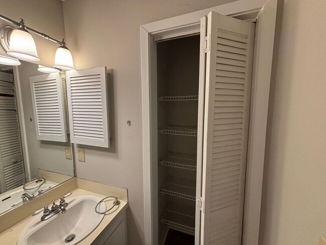 Building Photo - 6241 Rolling Fork Rd