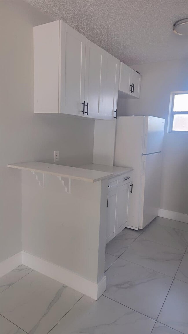 Building Photo - 616 NW 5th Ave