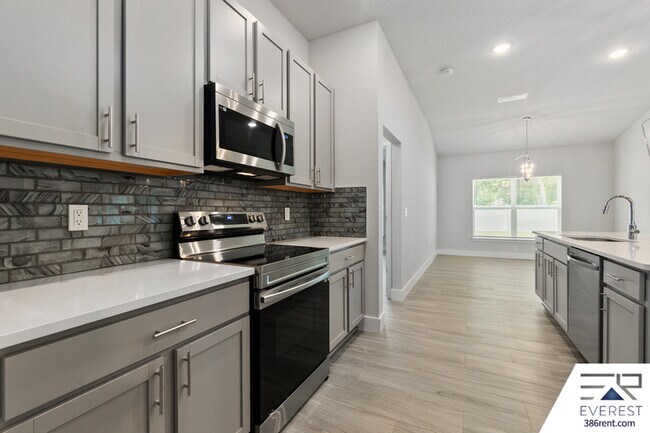 Building Photo - 8 Longview Ln