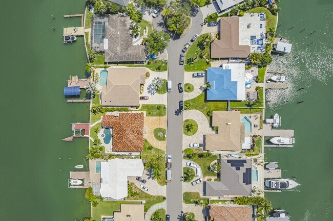 Building Photo - 4/3 Stunning Waterfront home in the heart of Clearwater Beach!