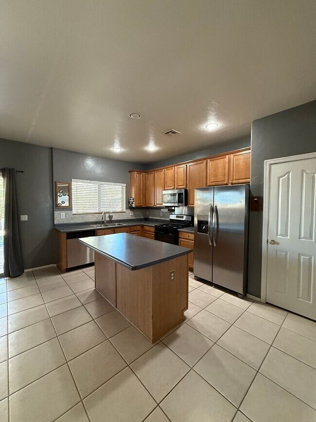 Building Photo - Beautiful 3-bed, 2-bath corner lot home in the desirable Riverhaven Community