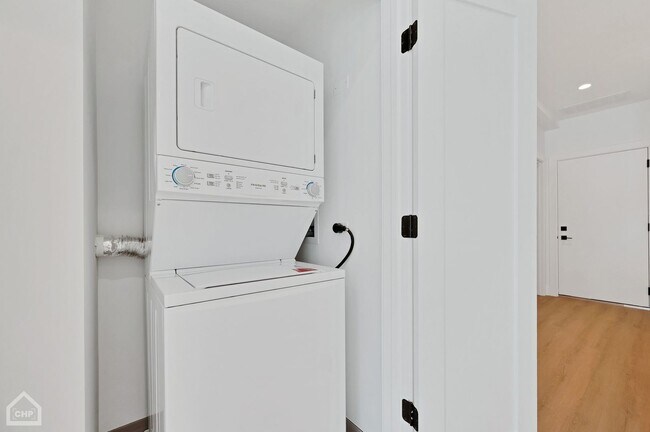 Building Photo - 3322 N Halsted St