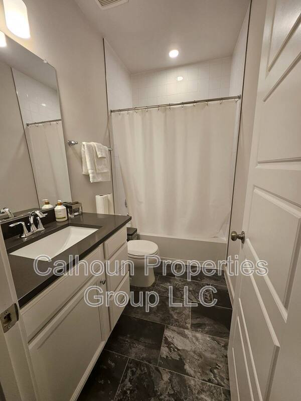 Building Photo - 605 Glenn Lk Dr