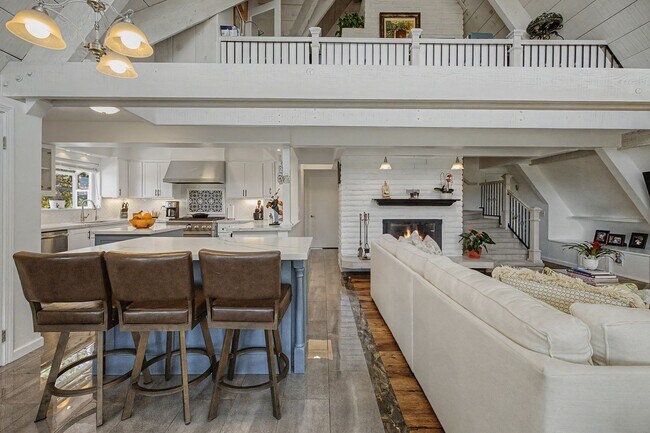 Building Photo - Luxury furnished retreat in Carmel Valley