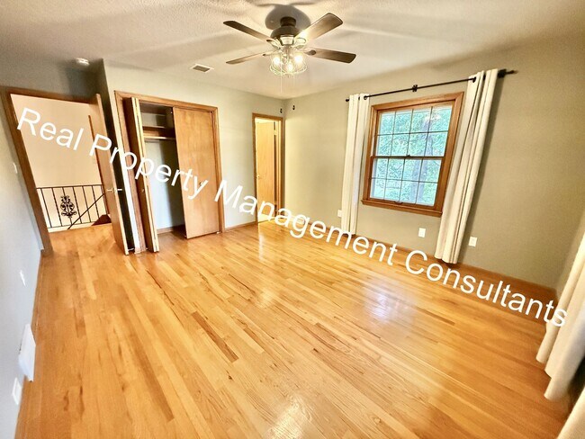 Building Photo - 4 bed | 2.5 bath Home In Shawnee Mission S...