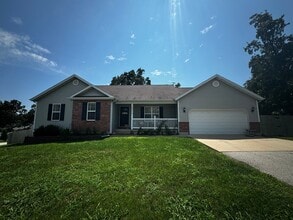 Building Photo - Charming 3-Bedroom, 3-Bathroom Home with V...