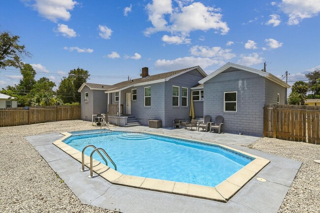 Building Photo - 300 Mercedes Ave