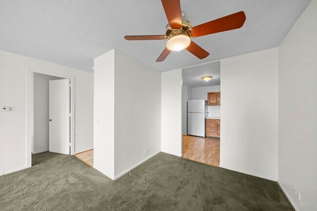 Building Photo - 899 S Plymouth Ct